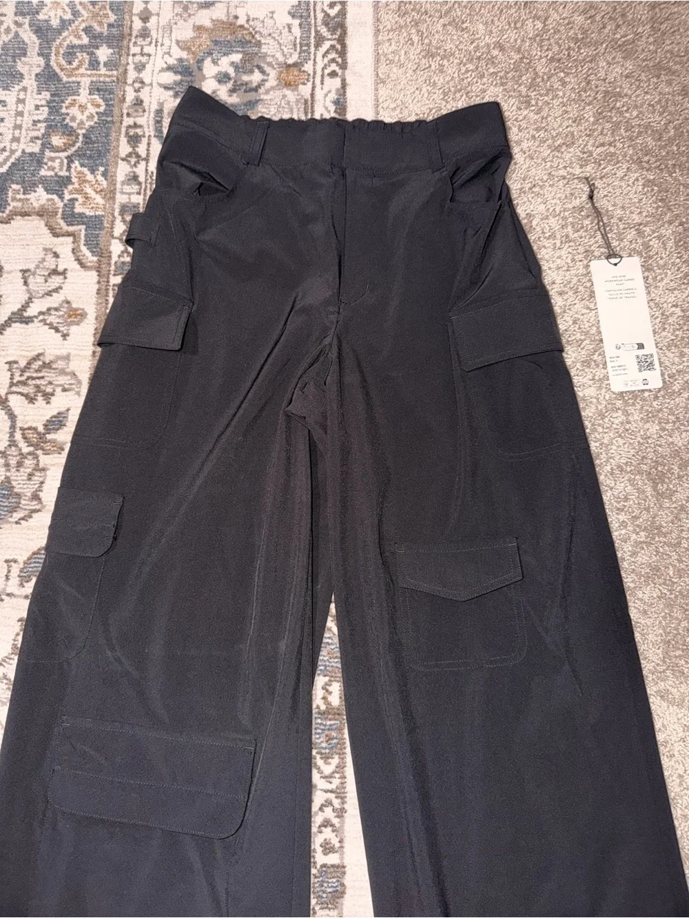 ALO Yoga Mid-Rise Workwear Cargo Pants in Black EUC Sz Small - Picture 7 of 9